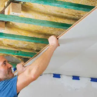 Sollte man Fliesen bis zur Decke im Badezimmer anbringen oder nicht?