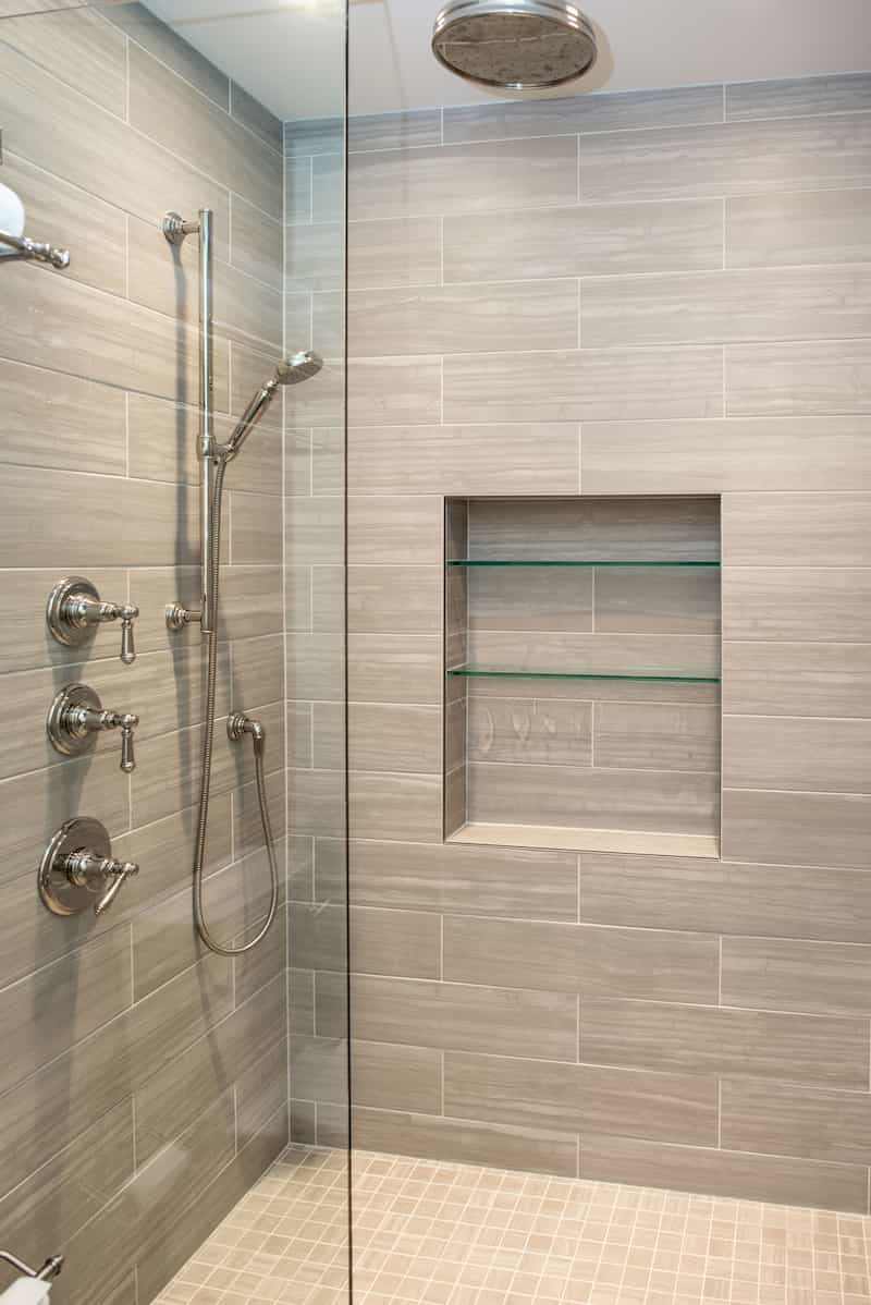 img/installing-bathroom-tile-shower-de.jpg