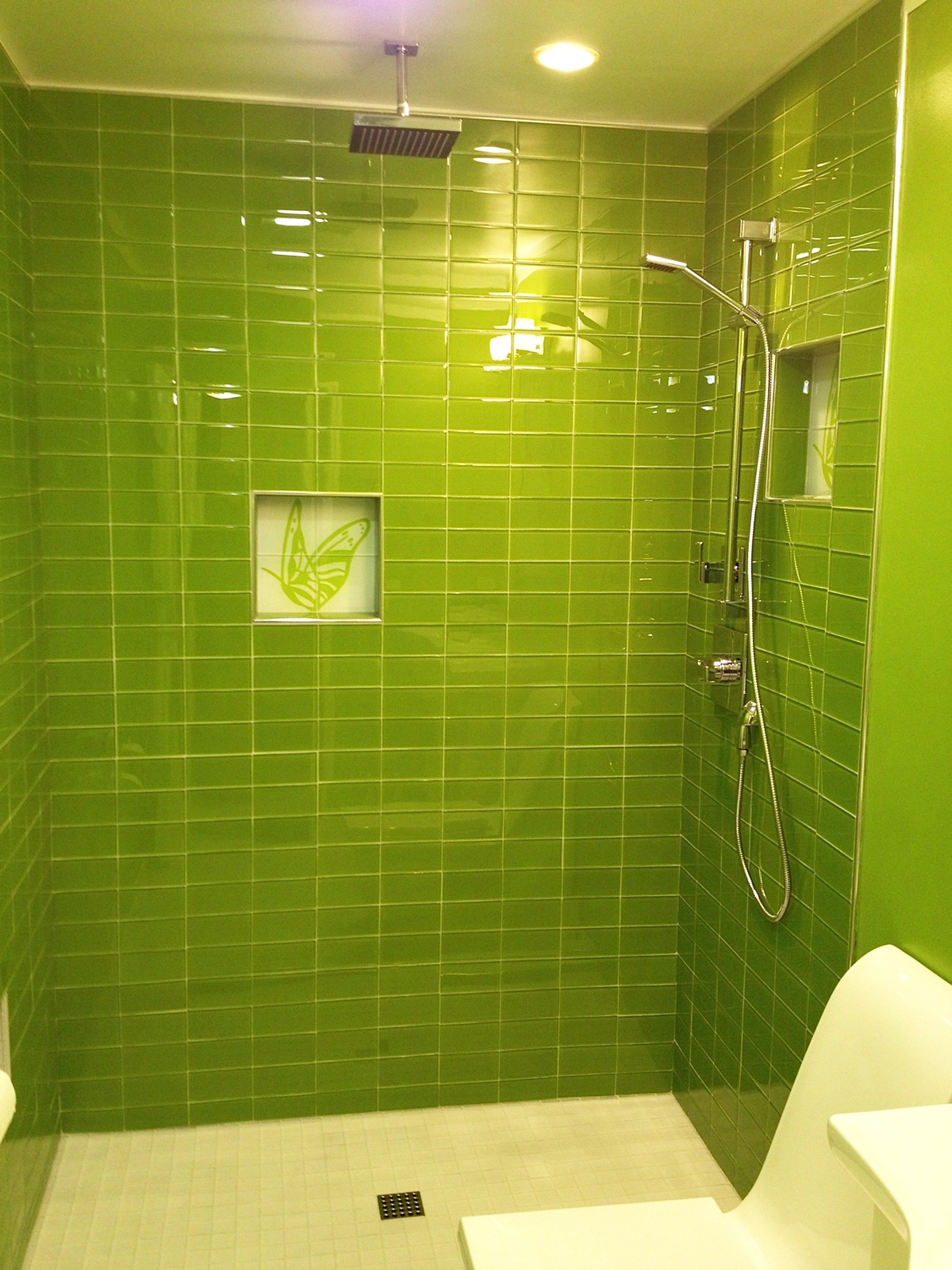 img/rental-bathroom-tile-makeover-german.jpg