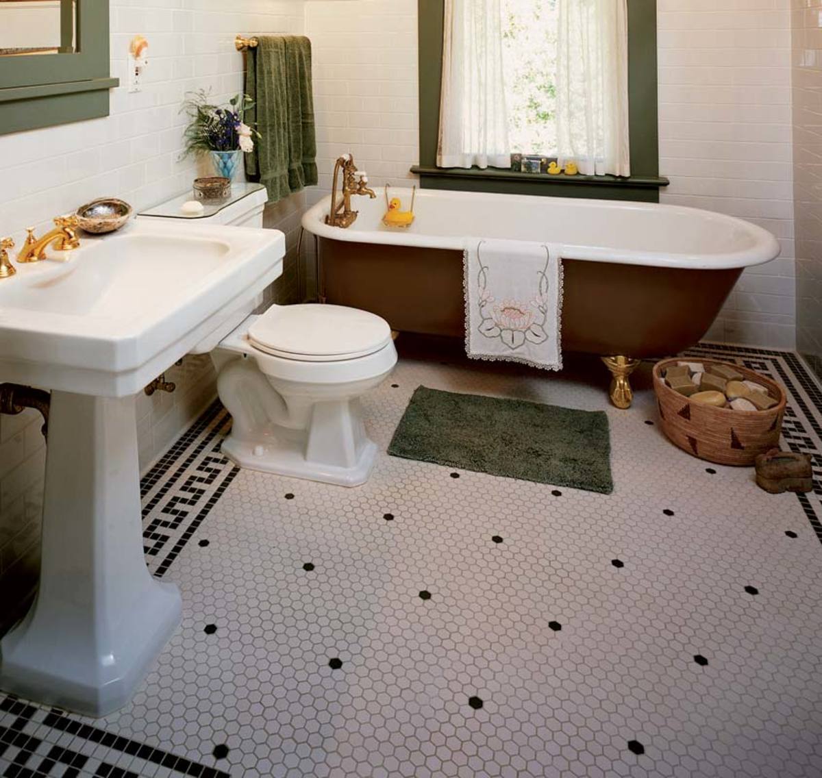 img/small-bathroom-tile-all-walls.jpg